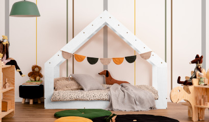 Drewniane łóżko domek MOON G z okienkiem w dachu wykonane ze sklejki sosnowej w kolorze białym